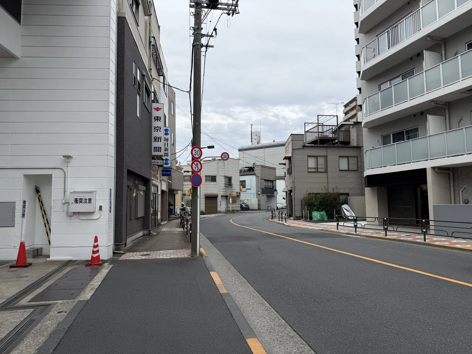 見返り柳のたもとから五十間道を見る。道がゆるく右へ曲がり、先が見えない