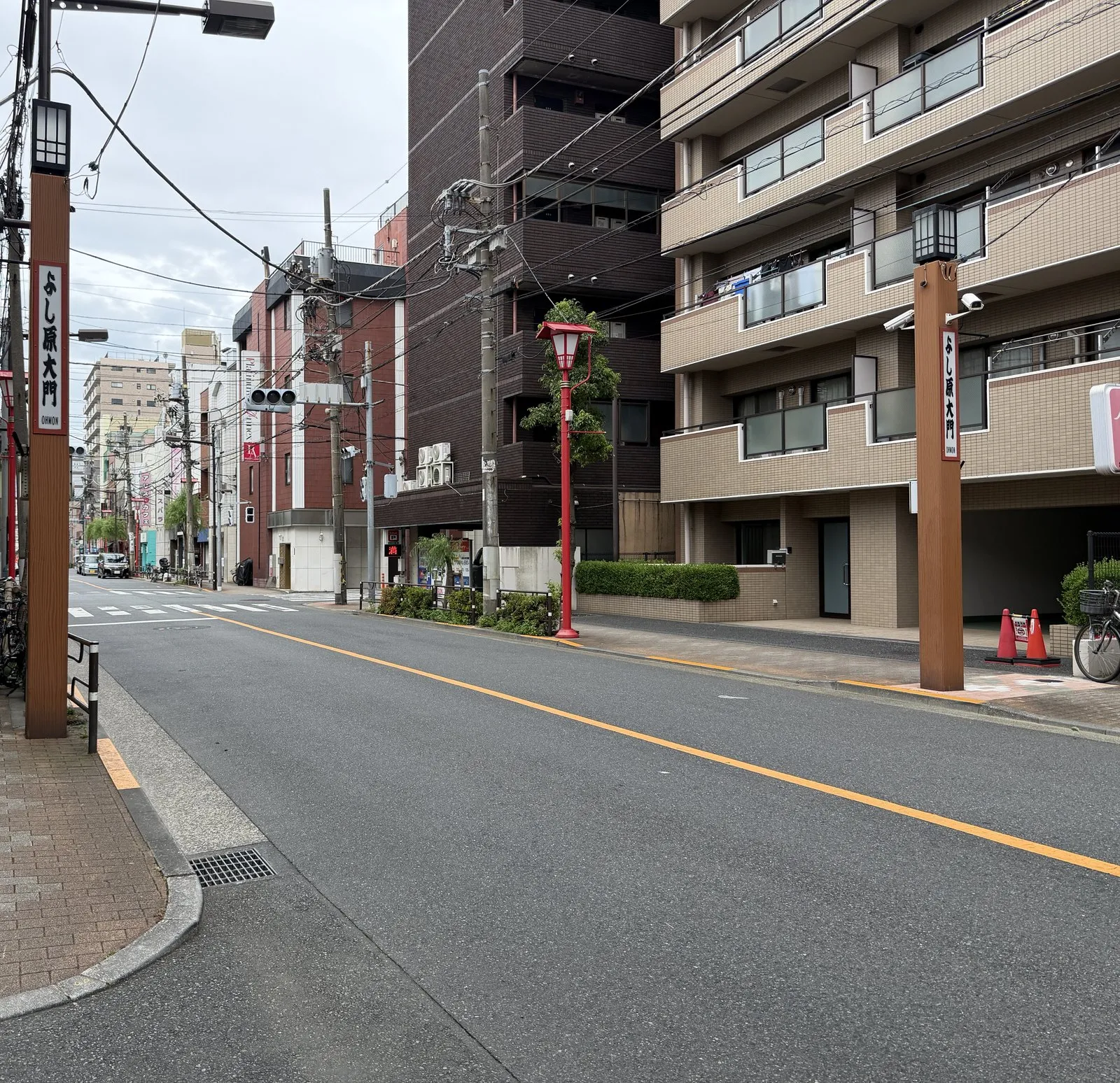 「よし原大門」と記した柱が道の両側に立つ