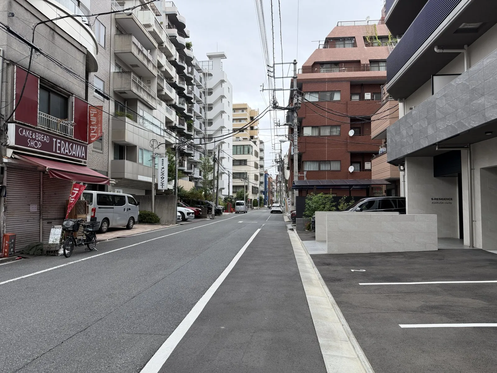 碑が並ぶ通り。右手の駐車場の奥に猿若町碑が立つ